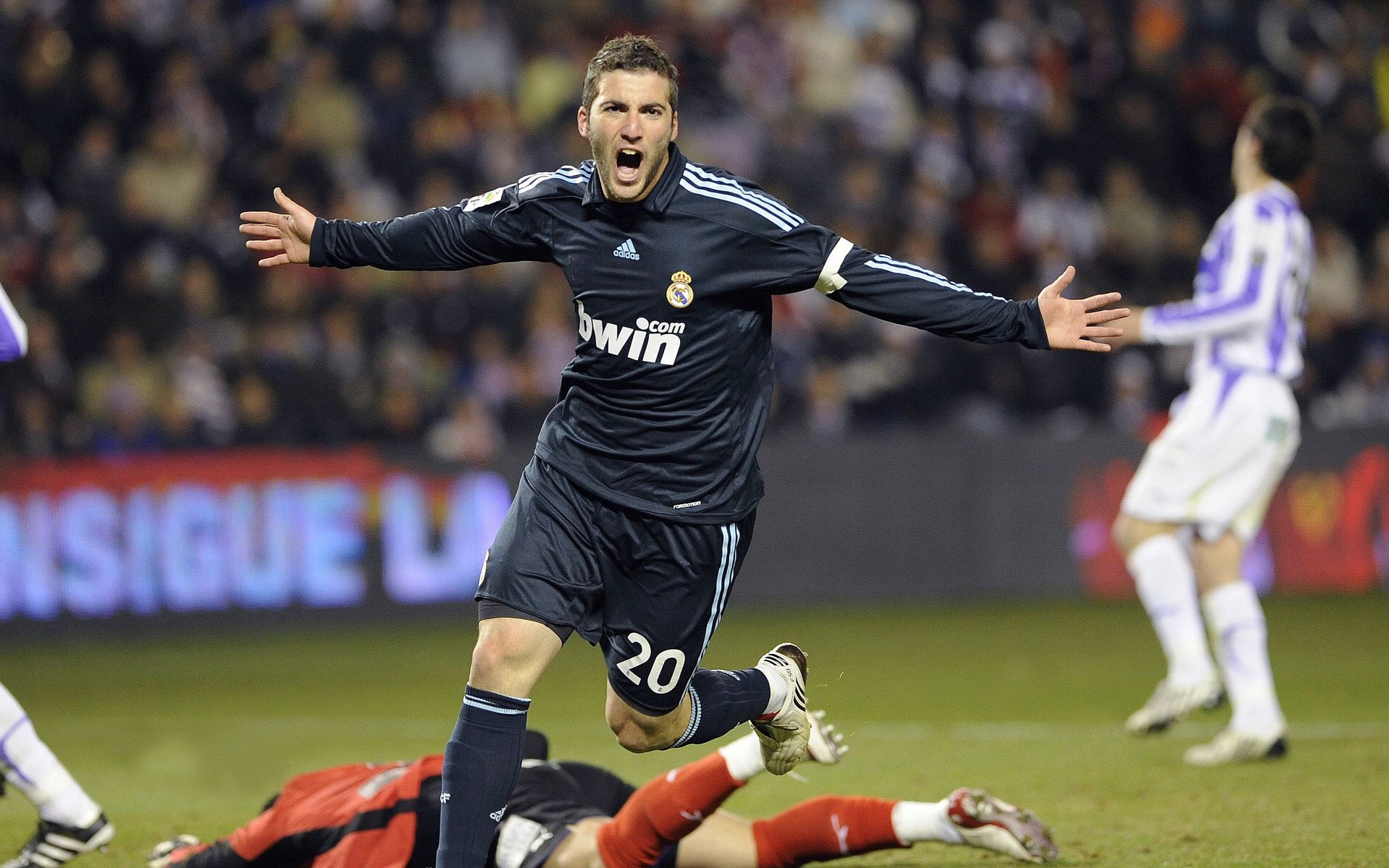 开云体育官网-德甲转会热潮：多支豪门补强中场并扩充锋线火力，德甲转会一览2021